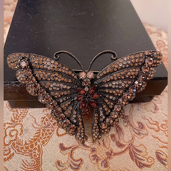🦋Vintage butterfly brooch, antique brass  finish w/amber color cubic zirconias - Picture 4 of 5